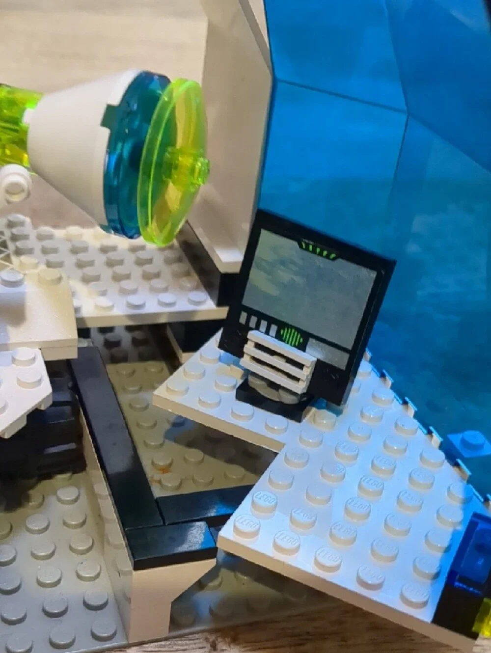 Lego 6958-1 Android Base - 3 Minifigs - All Pieces